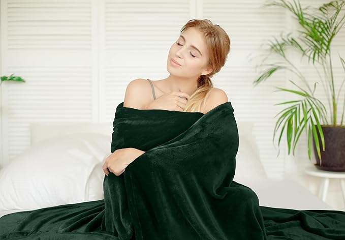Utopia Bedding Fleece Blanket Full Size Forest Green 300GSM Luxury Fuzzy Soft Anti-Static Microfiber Bed Blanket (90x84 Inch)