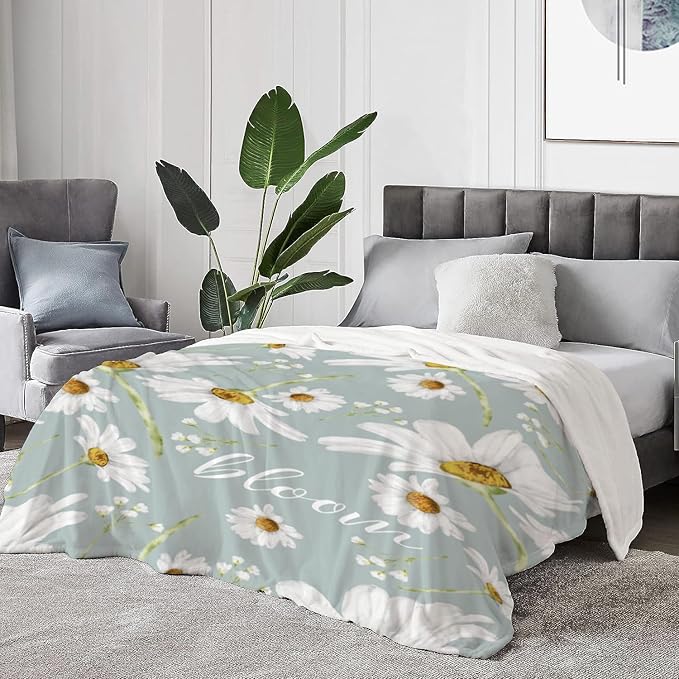 YeeJu Daisy Throw Blanket King Size White Floral Floral Blanket for Bed Couch Soft Cozy Fuzzy Plush Fleece Blankets Large Oversized Decorative Spring Summer Gift Decor Blanket 90x108