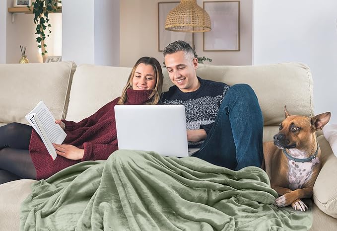 Utopia Bedding Fleece Blanket Full Size Sage Green 300GSM Luxury Fuzzy Soft Anti-Static Microfiber Bed Blanket (90x84 Inch)