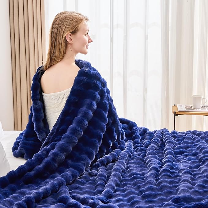 NEWCOSPLAY Faux Fur Twin Blanket Dark Navy Bubble Blanket Thick Warm Soft for Couch Sofa Bed 550GSM (Dark Navy, Twin(60"x80"))