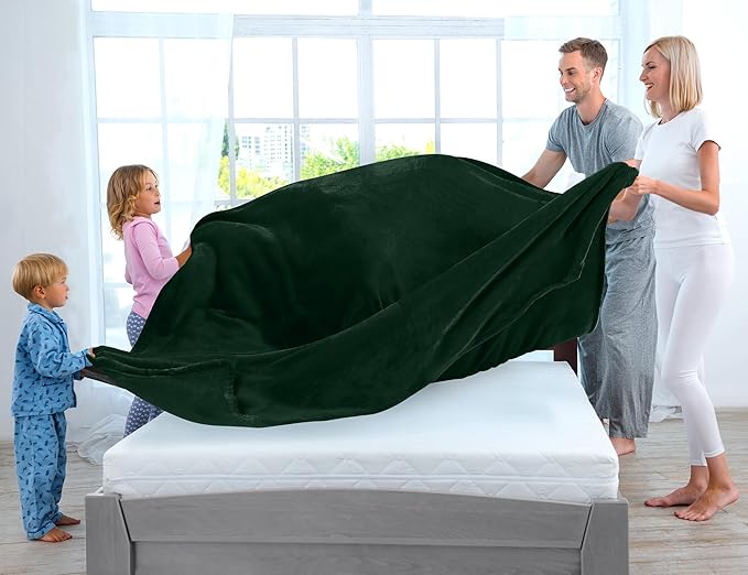 Utopia Bedding Fleece Blanket Full Size Forest Green 300GSM Luxury Fuzzy Soft Anti-Static Microfiber Bed Blanket (90x84 Inch)