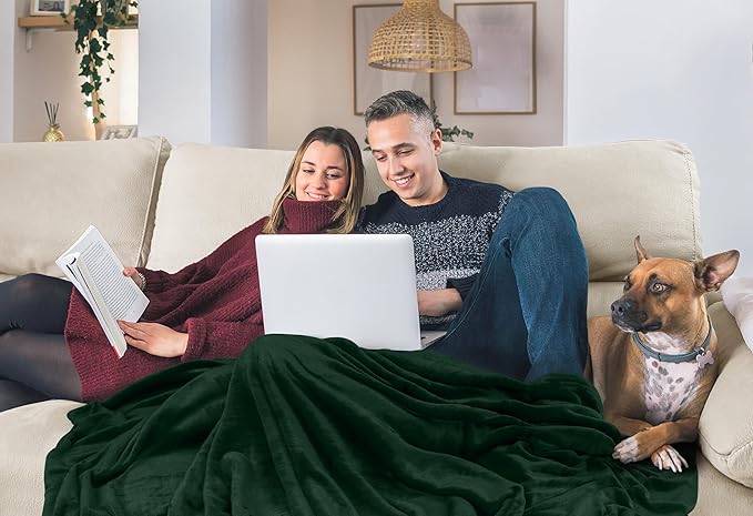Utopia Bedding Fleece Blanket Full Size Forest Green 300GSM Luxury Fuzzy Soft Anti-Static Microfiber Bed Blanket (90x84 Inch)