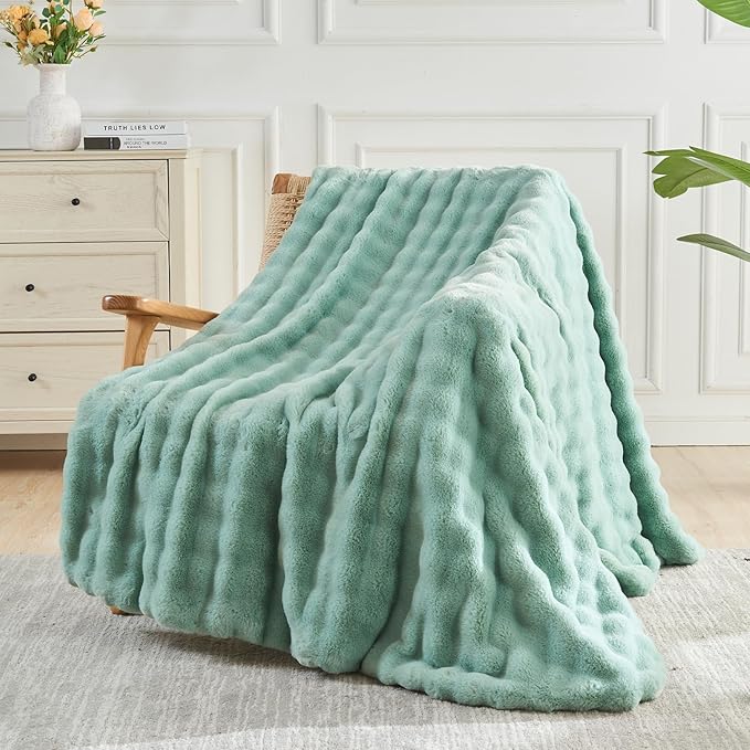 NEWCOSPLAY Faux Fur King Blanket Sage Green Bubble Blanket Thick Warm Soft for Couch Sofa Bed 550GSM (New Sage Green, King(90"x110"))