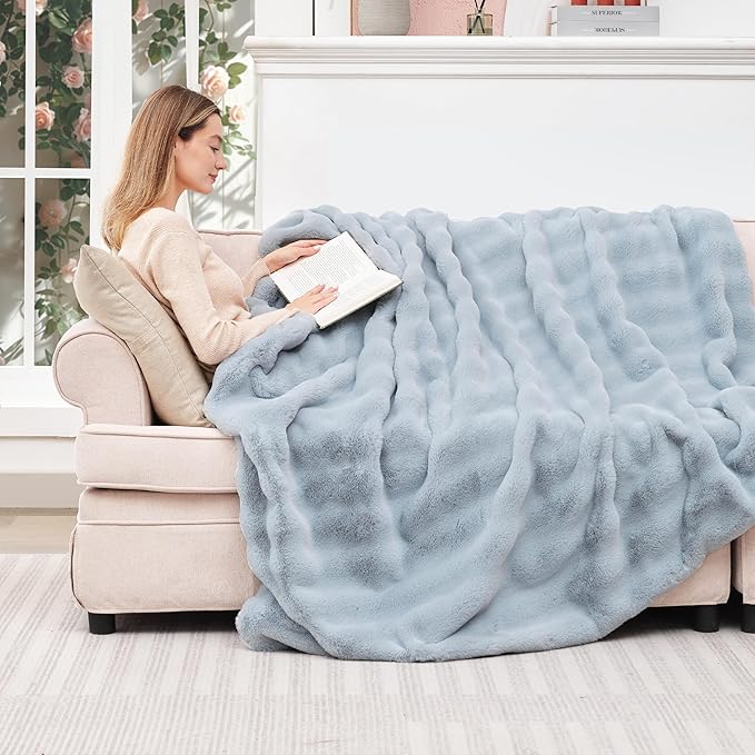 Touchat Luxury Faux Rabbit Fur Throw Blanket for Couch, Super Heavy Warm Cozy Blanket for Sofa Bedroom Living Room, Ultra Soft Fluffy Reversible Plush Blanket for Home Decor Gifts, Blue