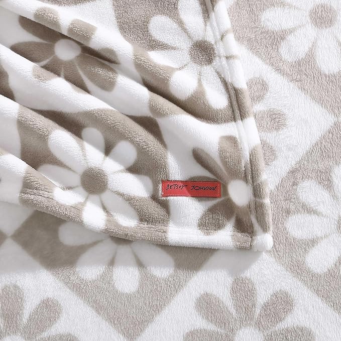 Betsey Johnson - Throw, Ultra-Soft Plush Blanket, Use for Couch, Bed, or Lounges, Dorm Essentials (Daisy Check White, 50" x 70")