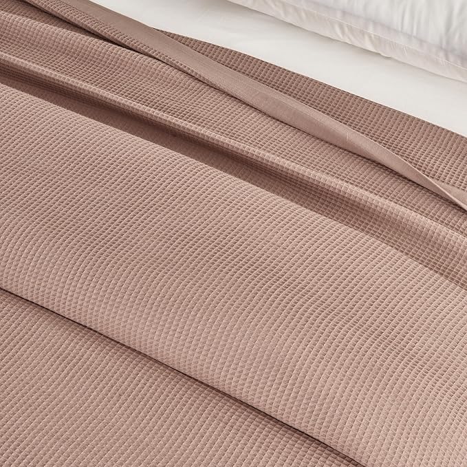 Great Bay Home 100% Cotton Blanket for Twin Size Bed | Lightweight and Breathable Waffle Weave Blankets for Summer & Spring | Versatile, Layering Pink Bed Blanket, Redwood, 90x66 inches