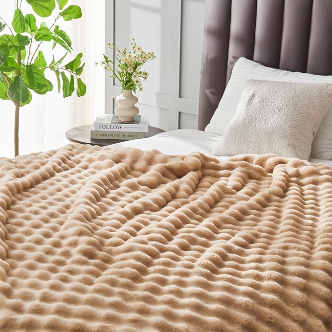 NEWCOSPLAY Faux Fur Throw Blanket Brown Bubble Blanket Thick Warm Soft for Couch Sofa Bed 550GSM (Brown, Throw(50"x60"))