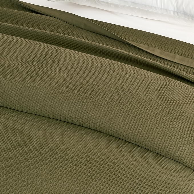 Great Bay Home 100% Cotton Blanket for Twin Size Bed | Lightweight and Breathable Waffle Weave Blankets for Summer & Spring | Versatile, Layering Dark Green Bed Blanket, Olive, 90x66 inches